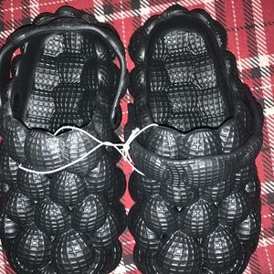 Black crocs sandal size 6 not real